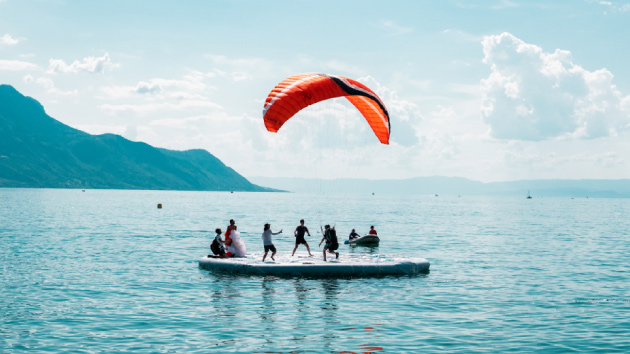 Photo de personnes sur un grand kitesurf