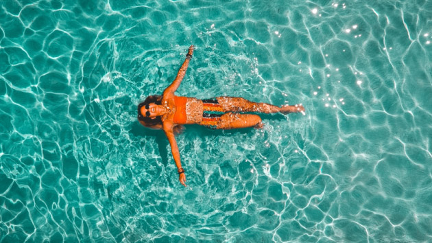 Photo d'une femme qui se baigne