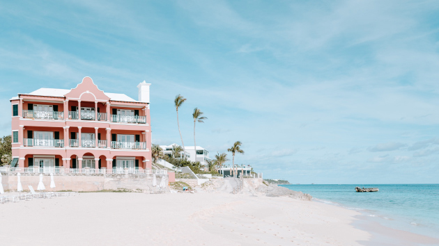 Photo d'un petit hôtel au bord de la plage