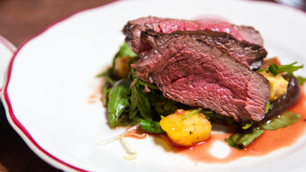 Photo d'un steak saignant