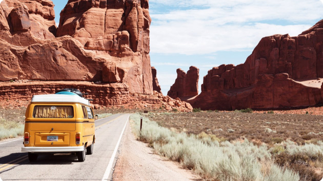Photo d'un mini van qui roule sur une route
