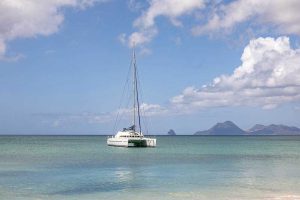 Plage des Salines en Martinique avec un catamaran et des îles à l'horizon