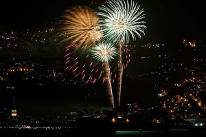 Feux d'artifice en plein nuit pour le nouvel an en Martinique