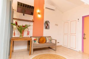 Entrée du studio B-Caritan en Martinique, à Sainte Anne pour les réservations de vacances