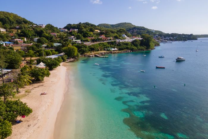 Jolie plage du littoral en Martinique à Saint-Anne