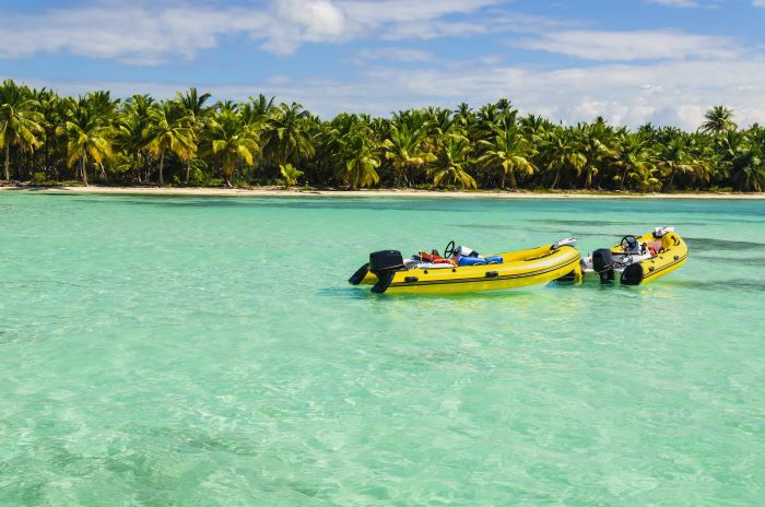 Zodiaque au bord de la place, autour d'une île